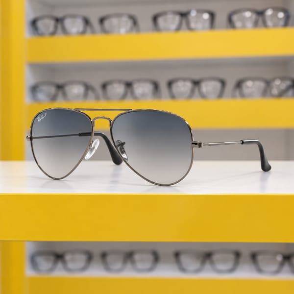 Resmi fotoğraf temel alınarak oluşturulmuş Ray-Ban gözlük kompozisyonu