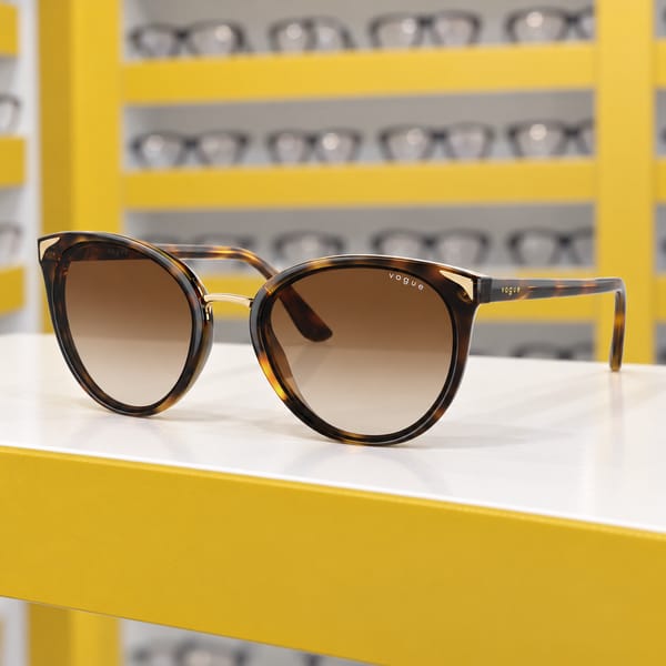 Resmi fotoğraf temel alınarak oluşturulmuş Vogue Eyewear gözlük kompozisyonu